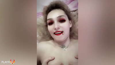 Ivan Helsing panee kovaa seksikästä vampyyria ja tulee hänen perseelleen
